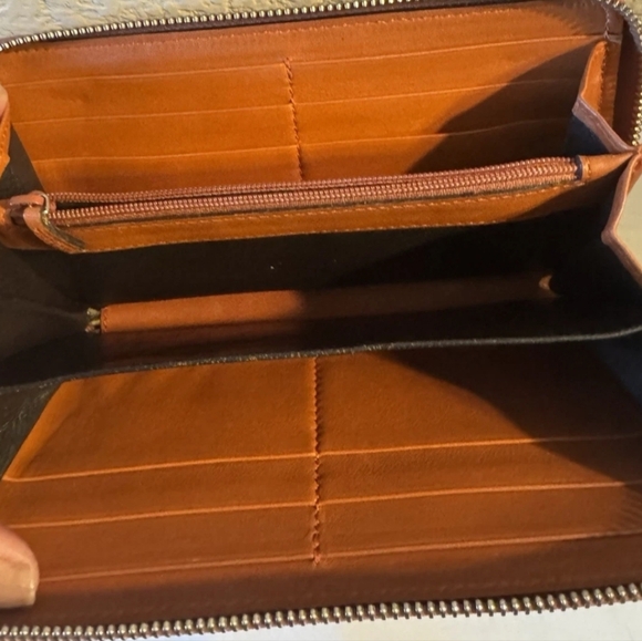 Authentic Gucci 'Shima' Women's Burnt Orange Genuine Italian Leather Clutch - Picture 4 of 8